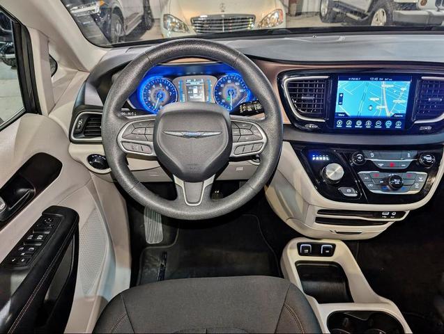 Photo of 2017 Gray Chrysler Pacifica