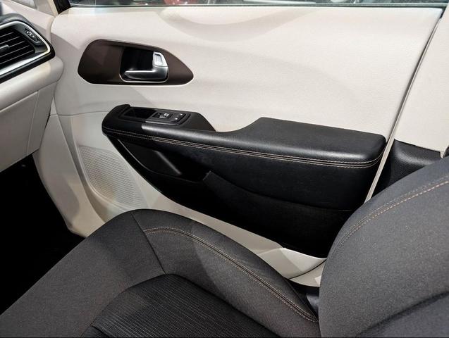 Photo of 2017 Gray Chrysler Pacifica