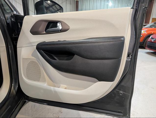 Photo of 2017 Gray Chrysler Pacifica