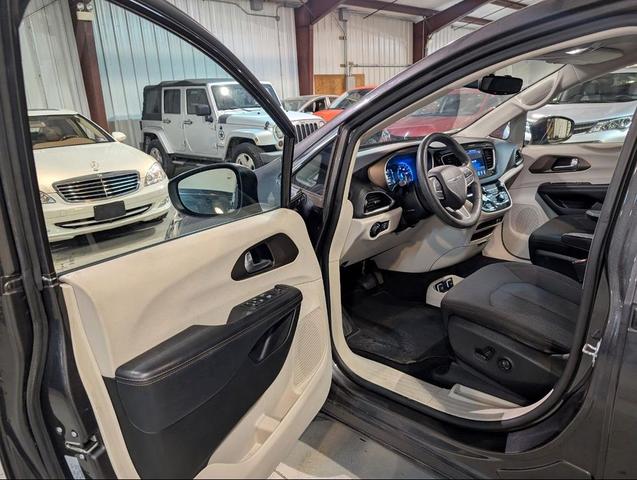 Photo of 2017 Gray Chrysler Pacifica