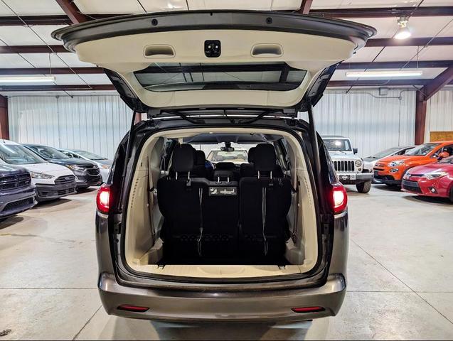 Photo of 2017 Gray Chrysler Pacifica