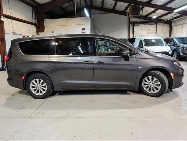 Photo of 2017 Gray Chrysler Pacifica
