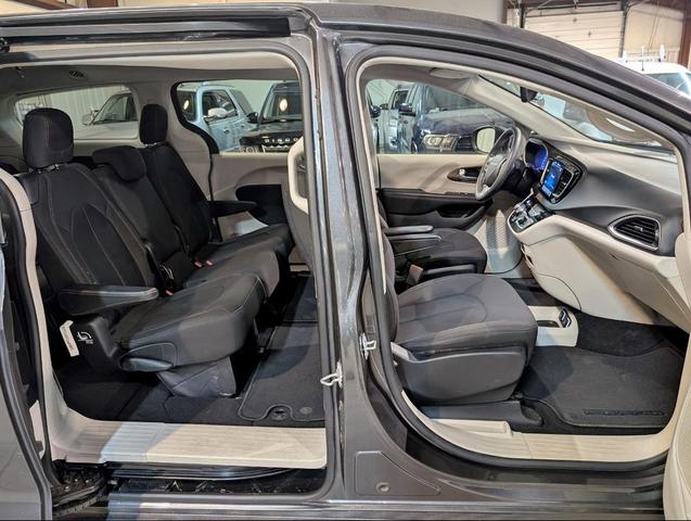 Photo of 2017 Gray Chrysler Pacifica