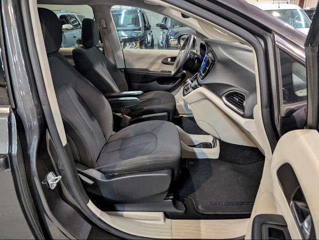 Photo of 2017 Gray Chrysler Pacifica