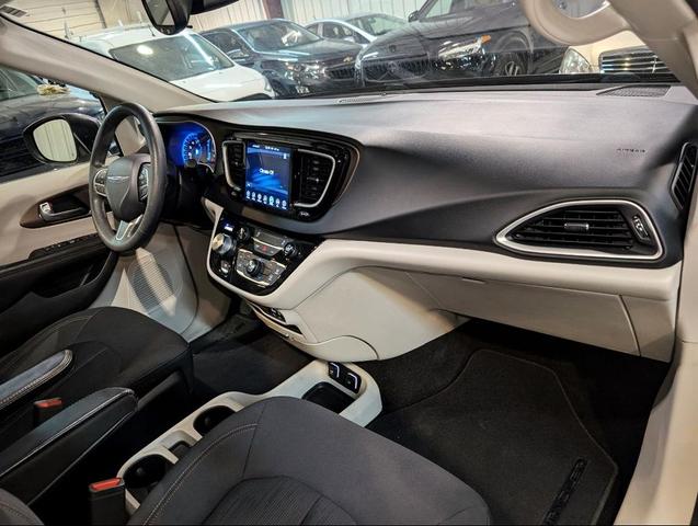 Photo of 2017 Gray Chrysler Pacifica