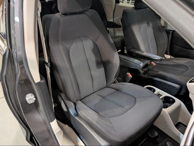 Photo of 2017 Gray Chrysler Pacifica