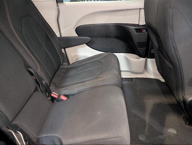 Photo of 2017 Gray Chrysler Pacifica
