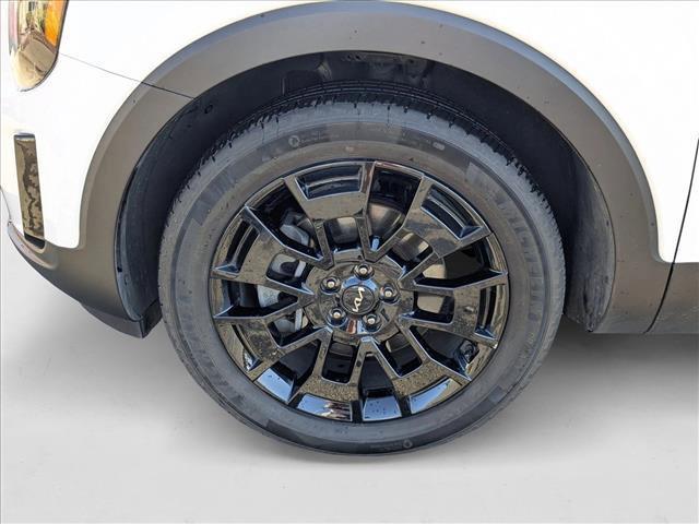 Photo of 2022 Glacial White Pearl Kia Telluride