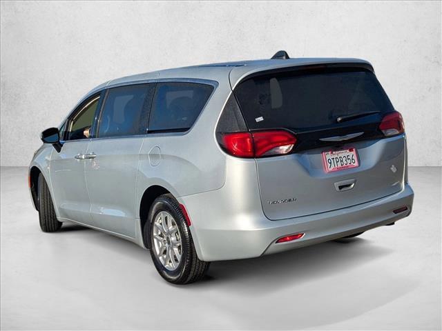 Photo of 2022 Silver Mist Clearcoat Chrysler Voyager