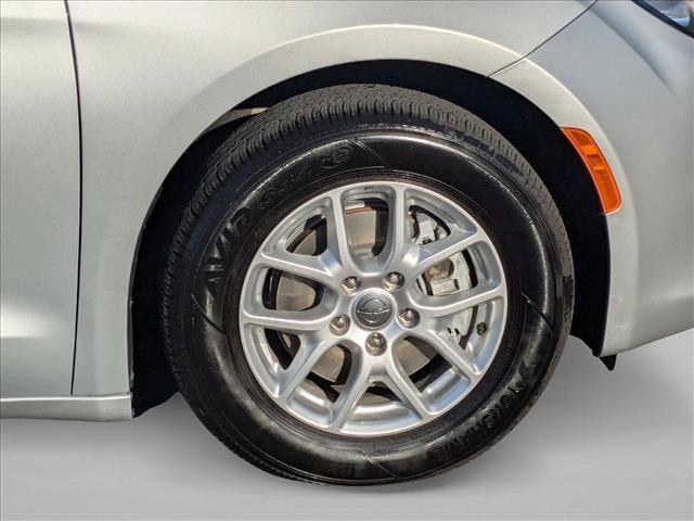 Photo of 2022 Silver Mist Clearcoat Chrysler Voyager