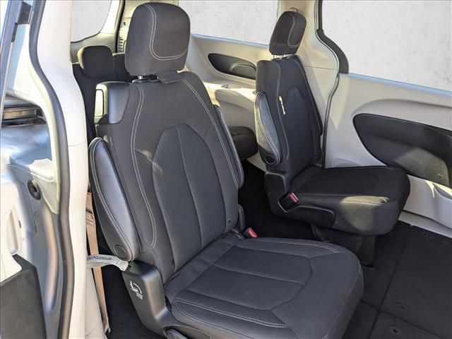 Photo of 2022 Silver Mist Clearcoat Chrysler Voyager