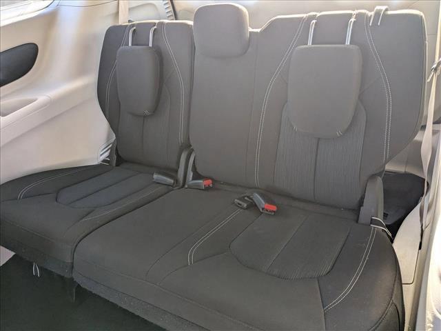 Photo of 2022 Silver Mist Clearcoat Chrysler Voyager