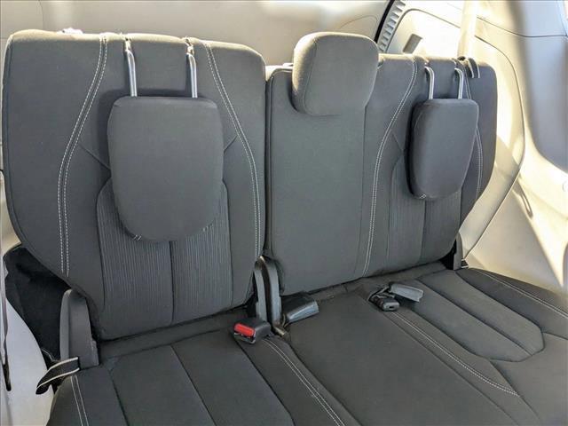 Photo of 2022 Silver Mist Clearcoat Chrysler Voyager