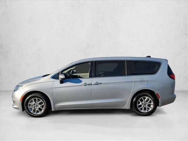 Photo of 2022 Silver Mist Clearcoat Chrysler Voyager