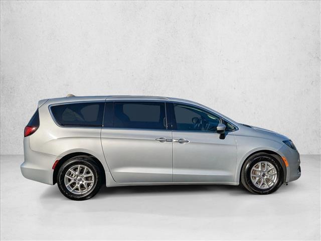Photo of 2022 Silver Mist Clearcoat Chrysler Voyager