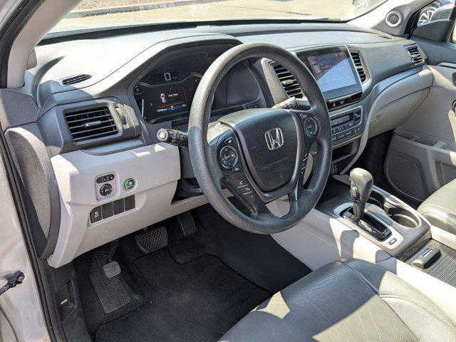 Photo of 2017 Lunar Silver Metallic Honda Pilot
