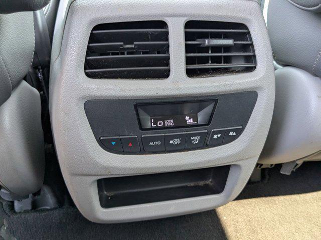 Photo of 2017 Lunar Silver Metallic Honda Pilot