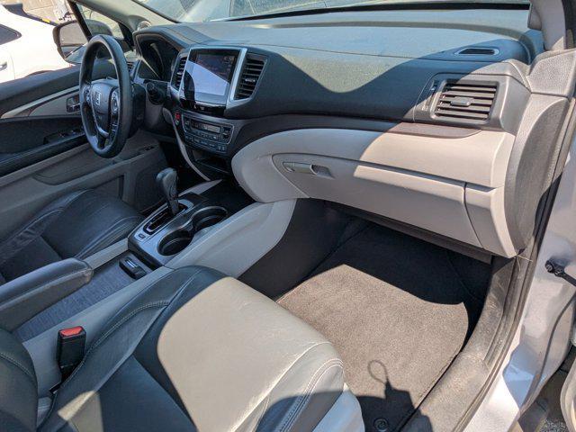 Photo of 2017 Lunar Silver Metallic Honda Pilot