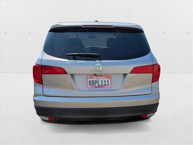 Photo of 2017 Lunar Silver Metallic Honda Pilot