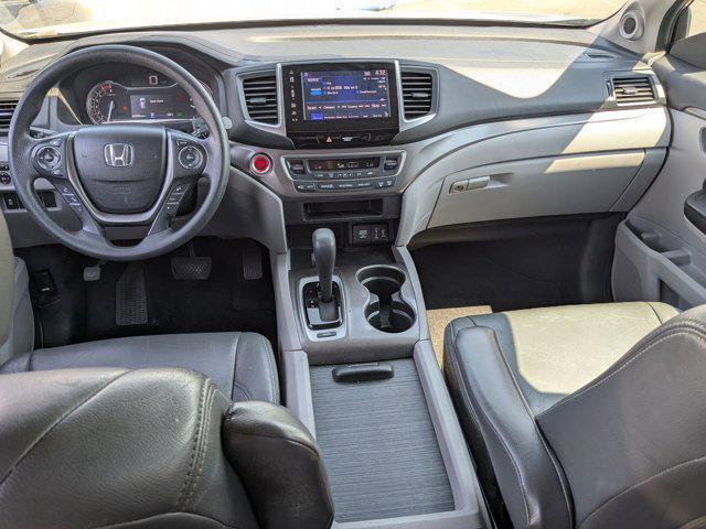 Photo of 2017 Lunar Silver Metallic Honda Pilot