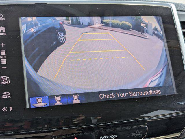 Photo of 2017 Lunar Silver Metallic Honda Pilot