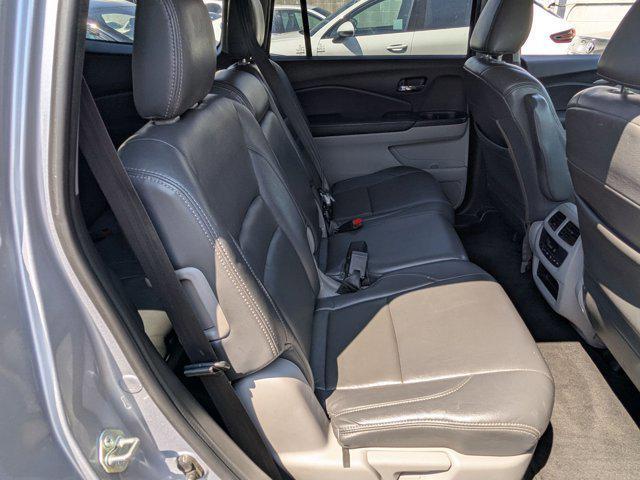 Photo of 2017 Lunar Silver Metallic Honda Pilot