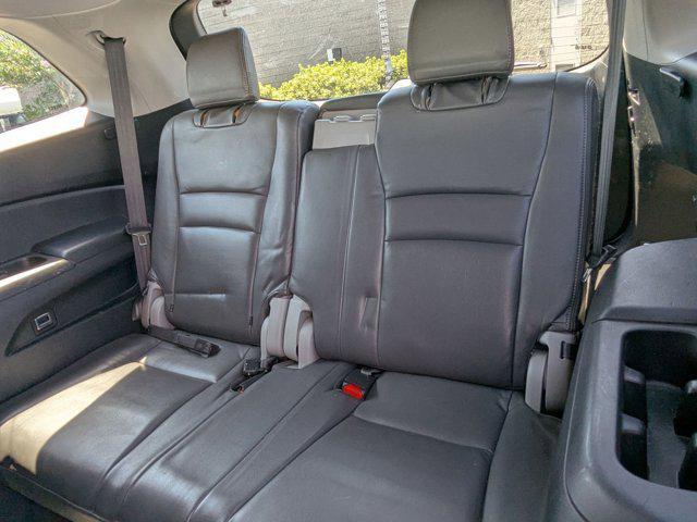 Photo of 2017 Lunar Silver Metallic Honda Pilot
