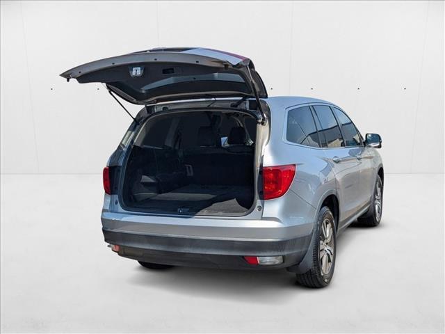 Photo of 2017 Lunar Silver Metallic Honda Pilot