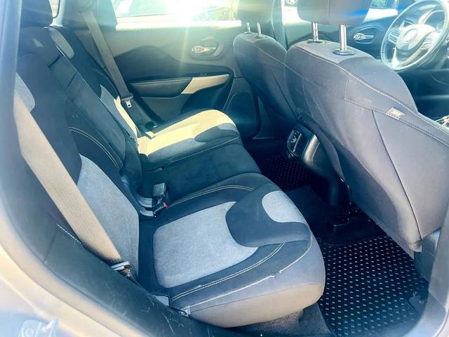 Photo of 2018 Gray Jeep Cherokee