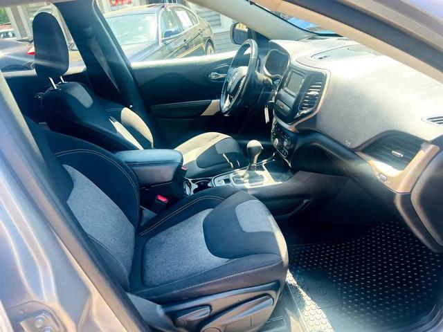 Photo of 2018 Gray Jeep Cherokee