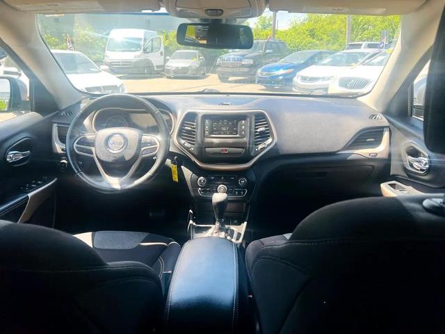 Photo of 2018 Gray Jeep Cherokee