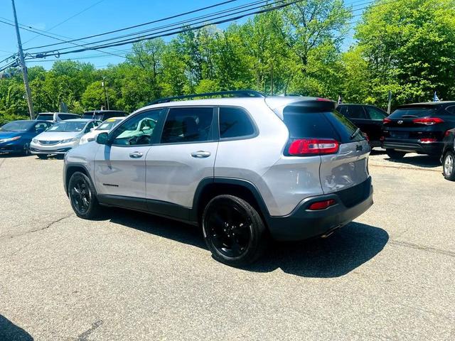 Photo of 2018 Gray Jeep Cherokee
