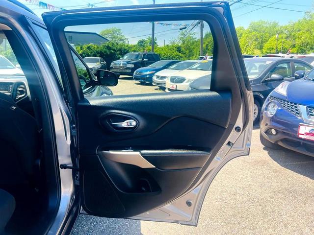 Photo of 2018 Gray Jeep Cherokee