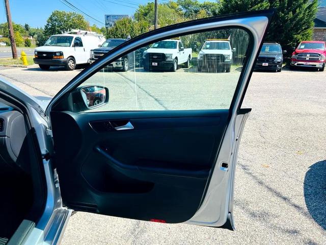 Photo of 2015 Silver Volkswagen Jetta