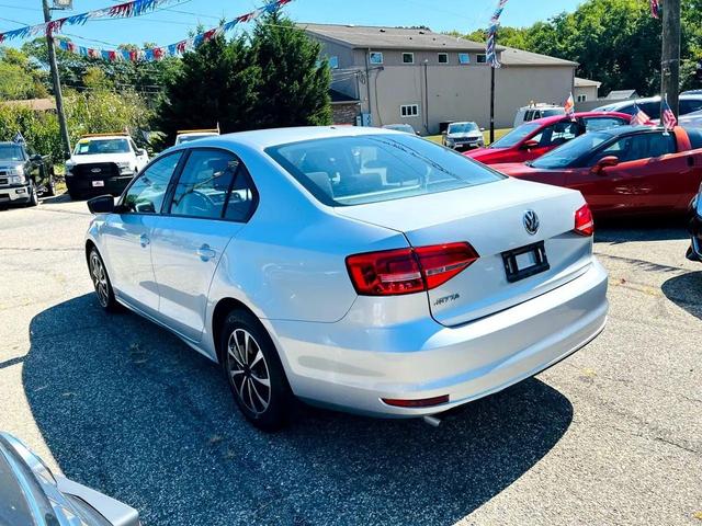 Photo of 2015 Silver Volkswagen Jetta