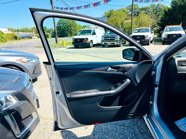 Photo of 2015 Silver Volkswagen Jetta