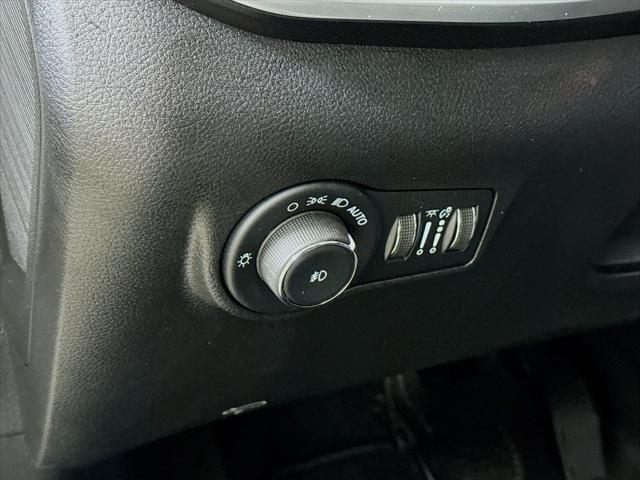 Photo of 2022 Bright White Jeep Compass