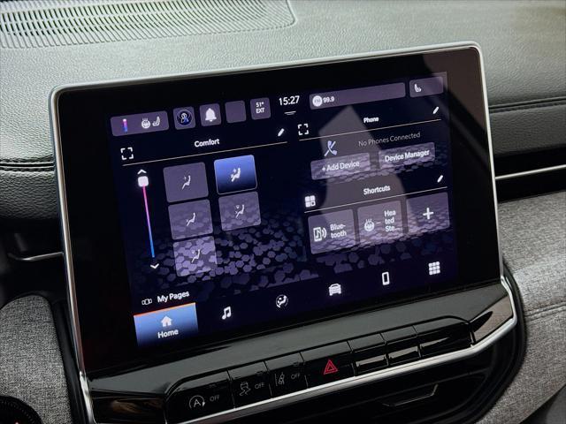 Photo of 2022 Bright White Jeep Compass