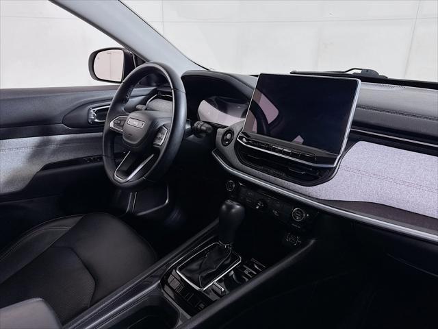 Photo of 2022 Bright White Jeep Compass