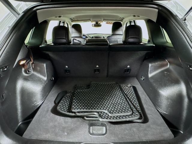 Photo of 2022 Bright White Jeep Cherokee