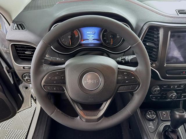 Photo of 2022 Bright White Jeep Cherokee