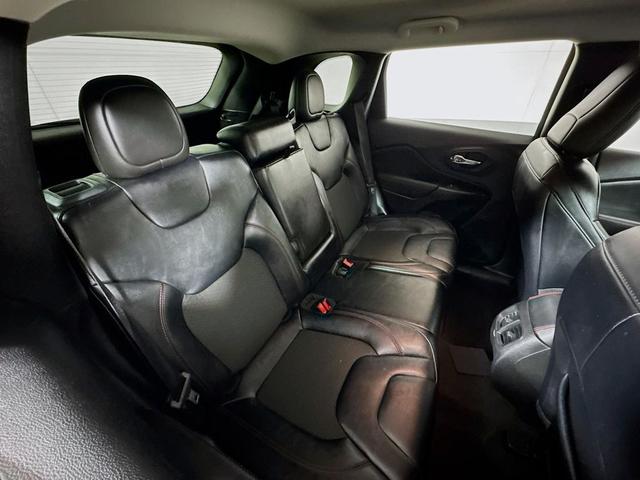 Photo of 2022 Bright White Jeep Cherokee