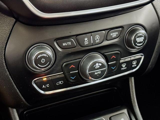 Photo of 2022 Bright White Jeep Cherokee