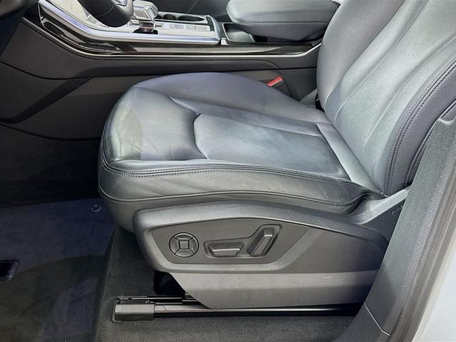 Photo of 2023 Glacier White Metallic Audi Q7