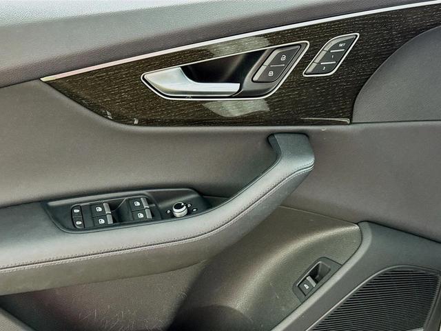 Photo of 2023 Glacier White Metallic Audi Q7