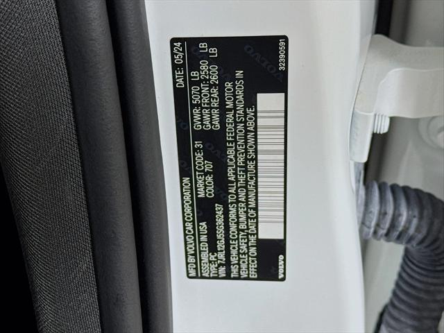 Photo of 2025 Crystal White Volvo S60