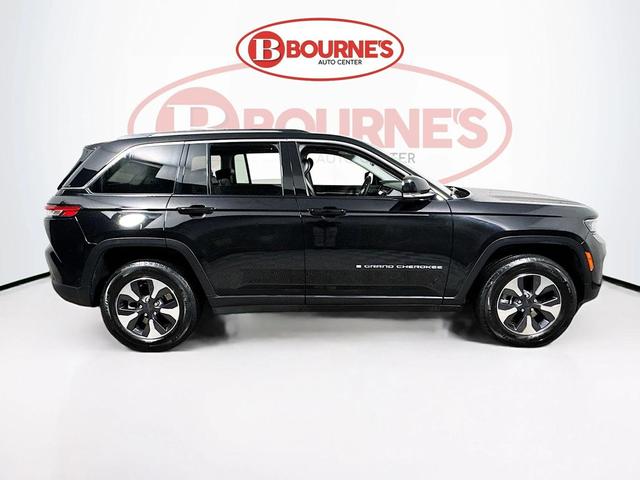Photo of 2024 Diamond Black Crystal Pearlcoat Jeep Grand Cherokee 4xe