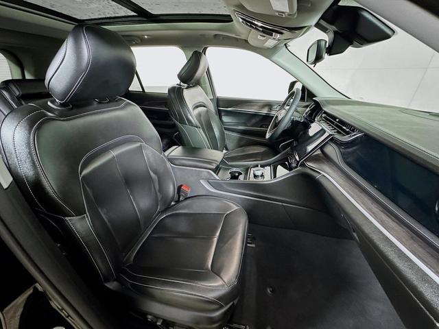 Photo of 2024 Diamond Black Crystal Pearlcoat Jeep Grand Cherokee 4xe