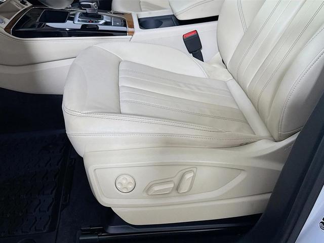 Photo of 2023 Glacier White Metallic Audi Q5