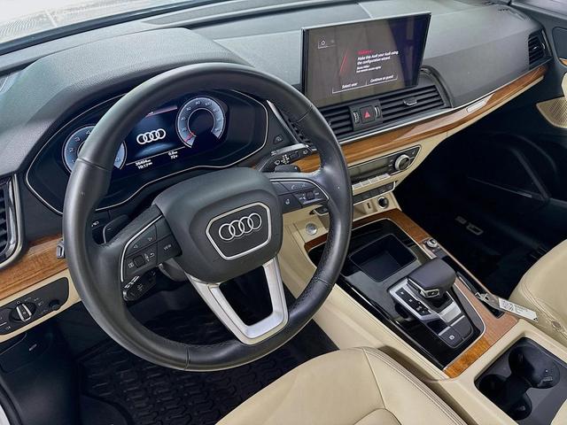 Photo of 2023 Glacier White Metallic Audi Q5